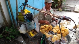 Penjual Gorengan yang sedang Menjajakan Jualan. Sumber Tribunnews.com