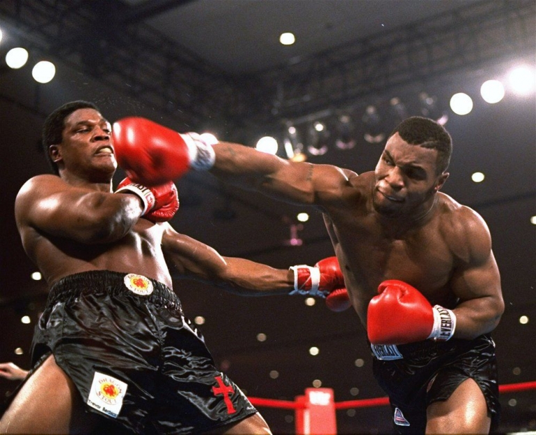 Mike Tyson beraksi (AP Photo/Douglas C Pizac) 