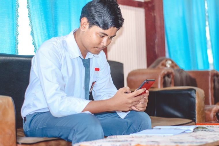 Wiwin Asmara tetap tekun meski harus belajar di rumah (Foto: Miftah/MFR Studio)