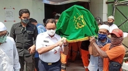  Anies Baswedan ikut mengangkut keranda  Taka (43), petugas PPSU  yang menjadi korban tabrak - Sumber: tribunnews.com