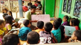 Belajar bersama anak-anak (Foto by udin)
