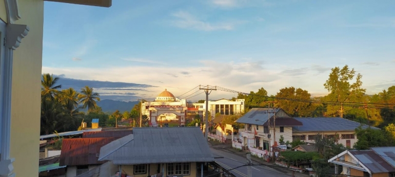 Pintu gerbang Kantor Bupati Minahasa Tenggara dari kejauhan, sekitar jam 05.30 (Sumber: Dokumentasi pribadi)