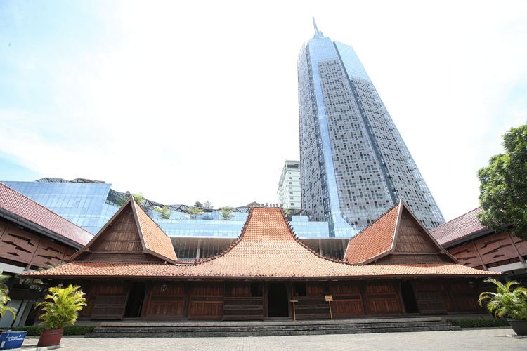 Bentara Budaya Jakarta dengan latar belakang gedung Menara Kompas, tempat PK Ojong menyimpan koleksi lukisan milik Kompas.(KOMPAS.COM/KRISTIANTO PURNOMO)