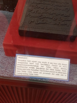 Prasasti. Sumber: Dokumentasi Pribadi Penulis di Museum Lambung Mangkurat Banjarbaru, Kalimantan Selatan.