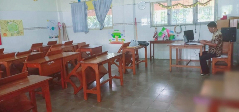 Guru dan ruang kelas yang sepi (Sumber: Dokpri)