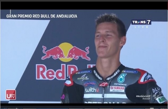 Quartararo menghayati lagu kebangsaannya yang kembali terdengar di Jerez/Andalusia. Gambar: Motogp/Trans7/Useetv