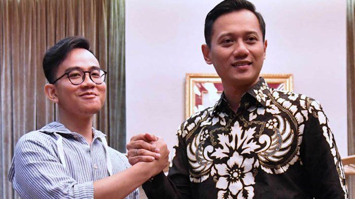 Gibran Rakabuming Raka berjabat tangan dengan Agus Harimurti Yudhoyono | Sumber: Biro Pers/Laily Rachev 