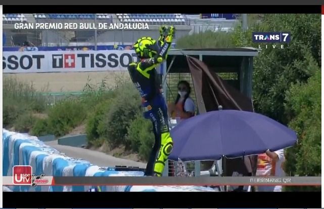 Rossi berselebrasi atas podium ketiganya di MotoGP 2020. Gambar: Motogp/Trans7/Useetv