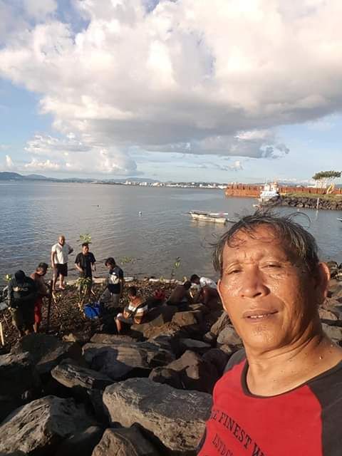 Dr Rigmolda Djamaluddin di lokasi konstruksi penanaman bibit mangrove di pantai Manado (sumber:rignoldadjamaluddin)