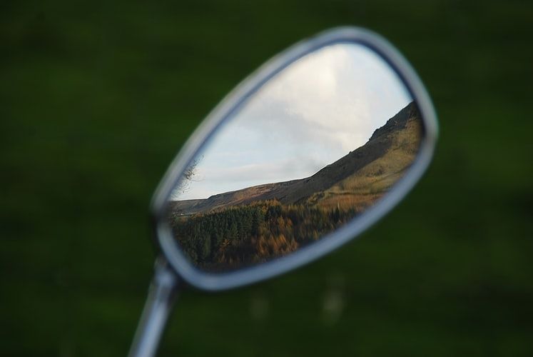 Ilustrasi kaca spion Photo by Old Youth on Unsplash (unsplash.com/@oldyouth)