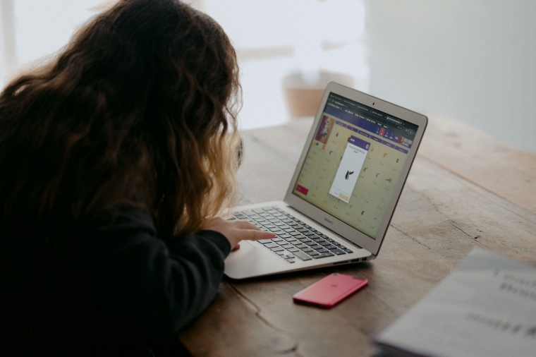 Penggunaan perangkat digital yang berlebihan dapat menyebabkan gangguan kesehatan mata pada anak (unsplash.com/Annie Spratt)