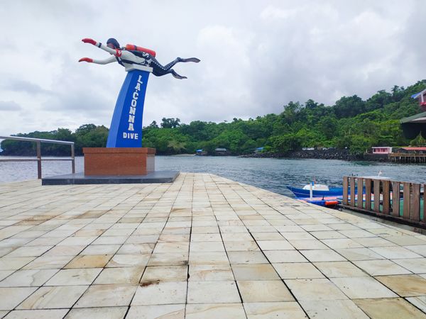 Patung Diving di depan tempat penyediaan peralatan Snorkeling dan Diving | Foto: Dokumentasi Pribadi