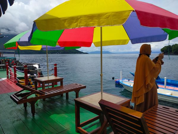 Salah seorang pengunjung memotret teman-teman bersnorkeling. | Foto: Dokumentasi Pribadi