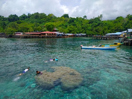 Para pengunjung lagi asyik bersnorkeling | Foto: Dokumentasi Pribadi