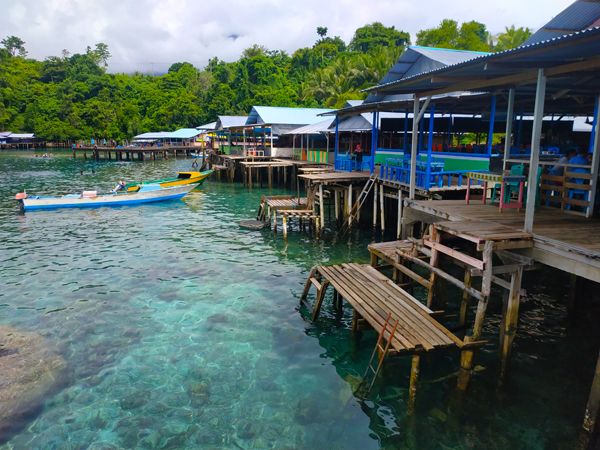 Sejumlah warung makan yang berada di atas air | Foto: Dokumentasi Pribadi