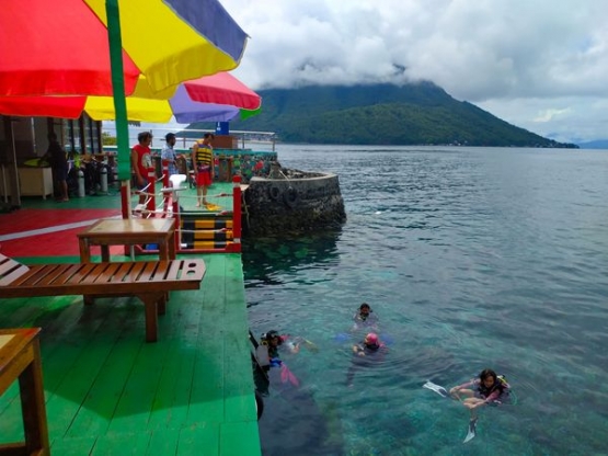 Para pengunjung bersnorkeling di dekat tempat penyedia peralatan Diving dan Snorkeling | Foto: Dokumentasi Pribadi