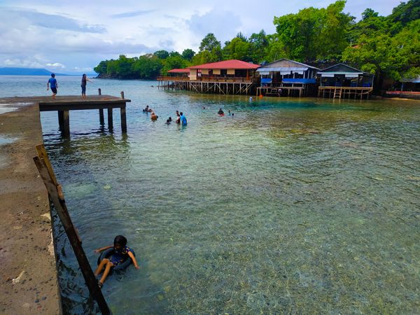 Anak-anak bermain dan melompat dari jembatan ke dalam laut dan berenang di dekat jembatan | Foto: Dokumentasi Pribadi