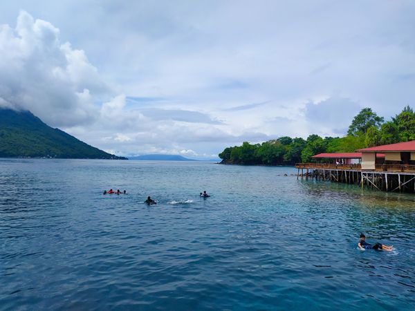 Para pengunjung berenang di sisi selatan pantai | Foto: Dokumentasi Pribadi