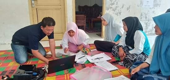 Tim Smart Gampong sedang mendampingi kader desa Dayah Nibong pada saat proses input data kependudukan ke sistem aplikasi Smart Gampong/Foto TSM