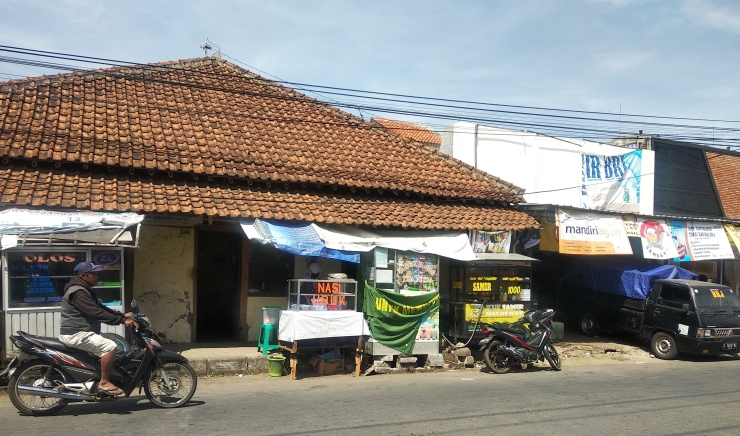 Mereka memanfaatkan pinggir jalan untuk berjualan/Dokpri tempat seder