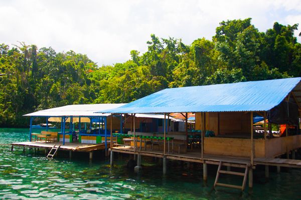 Warung makan yang berada di sisi selatan pantai | Foto: Dokumentasi Pribadi