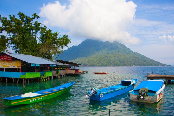 Longboad yang disediakan untuk &nbsp;para pengunjung apabila bersnorkeling dan diving lokasi yang jauh dari wisata Jikomalamo | Foto: Dokumentasi Pribadi