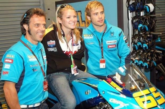 Elena Myers bersama Loris Capirossi dan Alvaro Bautista saat diberi kesempatan untuk menjajal motor Suzuki MotoGP | motorcyclenews.com