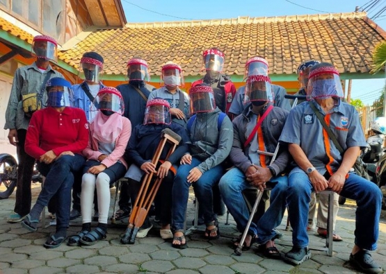 Foto bersama para peserta pelatihan membuat face shield ethnic di Rumah Kreasi Cimahi (sumber: J.Haryadi)