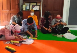Beberapa asisten Bunda Nur yang merupakan relawan Rumah Kreasi Cimahi turut membantu peserta membuat face shield (sumber: J.Haryadi) 