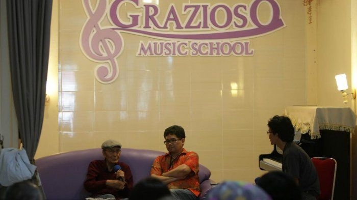 Pada satu acara di MIWF 2017 bersama Sapardi Djoko Damono (kiri) dan Ananda Sukarlan (tengah). Foto: Tribun Timur/Muh. Abdiwan
