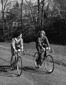 Dua pesepeda wanita di tahun 1970 (Photo: Getty Images)
