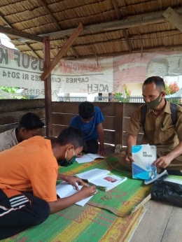 Pak Saifullah Mendatangi Rumah anak didiknya secara bergiliran karena mereka tidak mempunyai smart phone. (Sumber Foto : Saifullah)