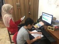 Orangtua mendampingi belajar di rumah (ayobandung.com)