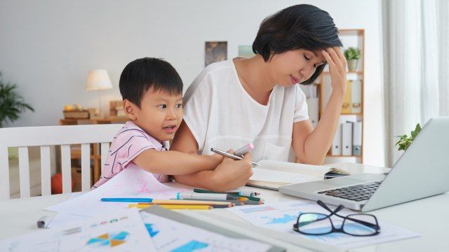 Orang Tua Stres Diganggu Oleh Anak Selagi Bekerja. Sumber Kumparan.com