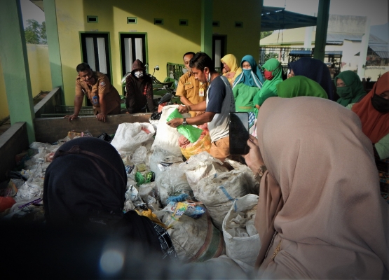 Peltihan pengenalan jenis kantong plastik dan kantong pembungkus. Tampak dalam gambar penulis dan Kepala Dinas Lingkungan Hidup Kabupaten Pohuwato Bapak Bahari Gobel dan tigapuluhan CS DLH peserta pelatihan (Dokpri)