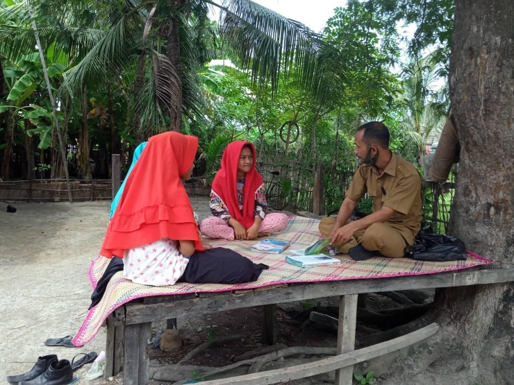 Pak Saifullah Mendatangi Rumah anak didiknya secara bergiliran karena mereka tidak mempunyai smart phone. (Sumber Foto : Saifullah)