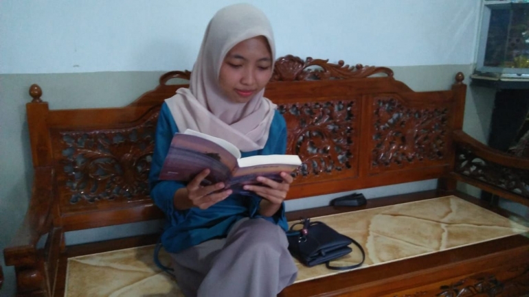 Foto pribadi Anis sedang membaca sebuah buku| Dokpri