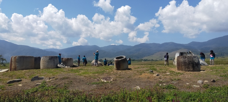 Deretan Kalamba (Batu lumpang) raksasa di Lembah Besoa, Kawasan Megalitik Lore Lindu. Sumber: Wuri Handoko/Balai Arkeologi Sulawesi Utara