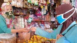 Pembagian masker dan handsanitizer kepada masyarakat Candi, RT 01/06 dan pedagang di Pasar Ampel. | dokpri