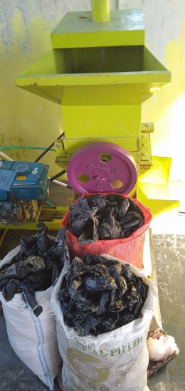 Kantong plastik hitam dalam proses pencacahan sekaligus pembersihan agar dapat digunakan sebagai bahan baku membuat produk baru (Gambar Marahalim Siagian)