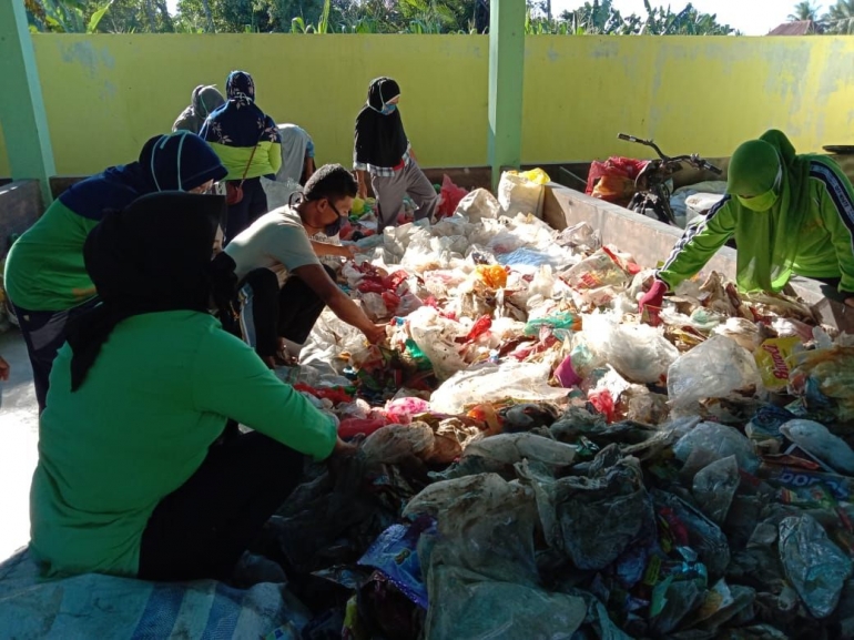 Kegiatan sortasi plastik di TPST Barakati (Gambar Burhan)