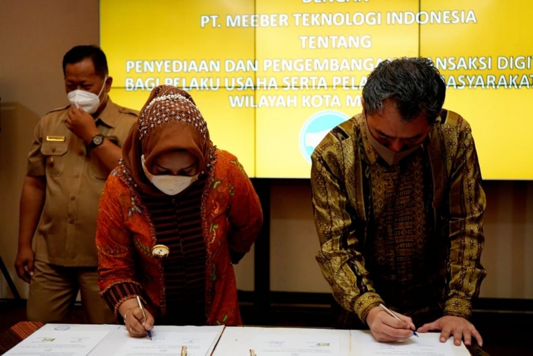 Wali Kota Mojokerto Ika Puspitasari bersama Direktur Operasional PT Meeber Teknologi Indonesia, Puncoro Goeryadi/dokpri