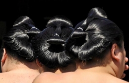 Gaya rambut khas pesumo dan bentuk kuncirnya. Photo: telegraph.co.uk
