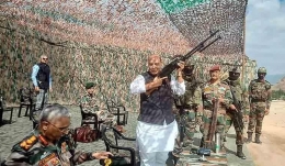 Menteri Pertahanan India Rajnath Singh memeriksa sebuah senjata api di salah satu forward base di Ladakh, dekat perbatasan dengan China, beberapa waktu lalu. | Sumber: Press Trust of India