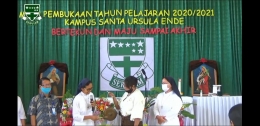 Dokumen Pribadi: Suster Lidwina Suhartati, OSU menabuh gong sebagai tanda peluncuran e-learning kampus Santa Ursula Ende