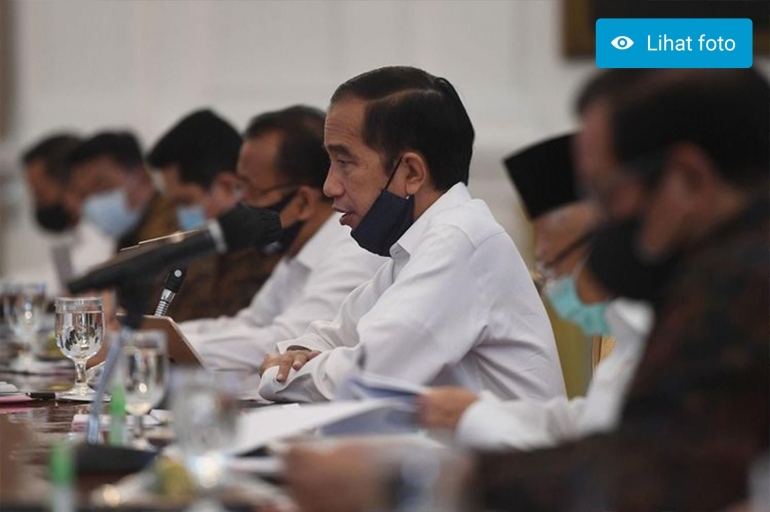 Presiden Jokowi memimpin rapat kabinet terbatas di Istana Merdeka, Jakarta, Senin (29/6/2020). ANTARA FOTO/Akbar Nugroho Gumay 