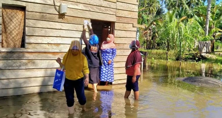 Petugas PPDP sedang  bertugas coklit dengan mematuhi protokol kesehatan dan ditengah kondisi banjir yang merendam sebagian wilayah Konawe Utara | dokpri