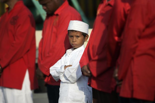 Seorang bocah berdiri bersama pasukan adat Kesultanan Ternate di depan Masjid Kesultanan, menunggu Sultan keluar dari Masjid, (24/9/2015) Dokpri.