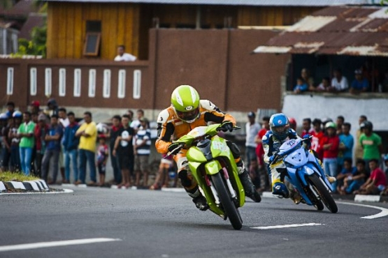 Saling kejar, momen balapan motor yang diselenggarakan IMI Maluku Utara di Kelurahan Mangga Dua Ternate (30/12/2015) Dokpri.