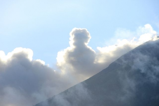 Abu Gunung berbentuk kepala manusia di atas gunung Gamalama Ternate dipotret ketika terjadi Erupsi Gunung Gamalama. Dokpri.